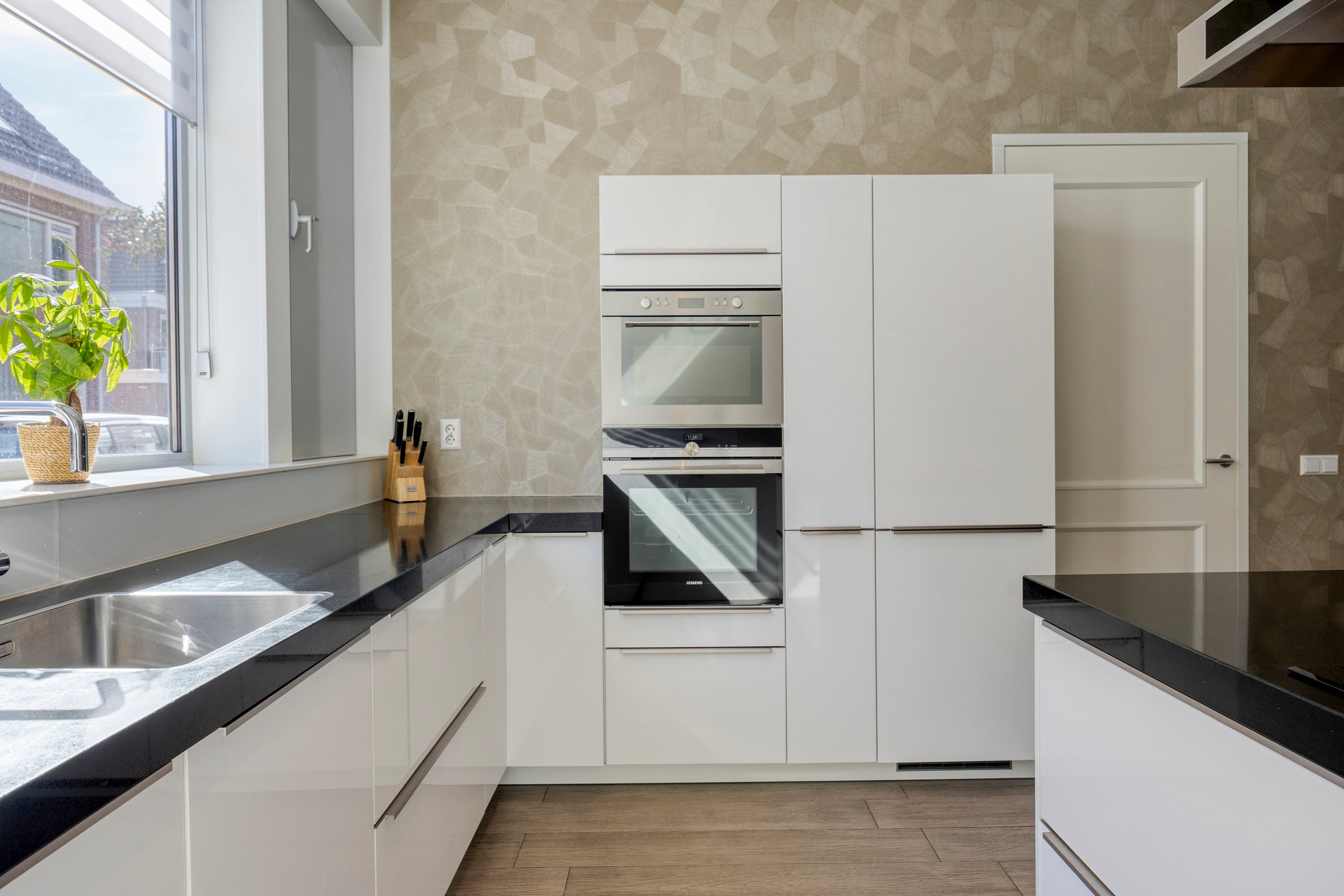 Tussenwoning te koop: Joan Willem Frisostraat 8, Leiden
