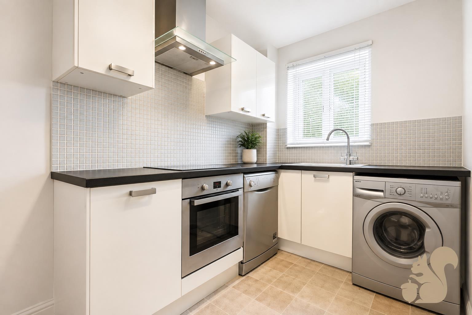 Flat Clarendon Way in Colchester