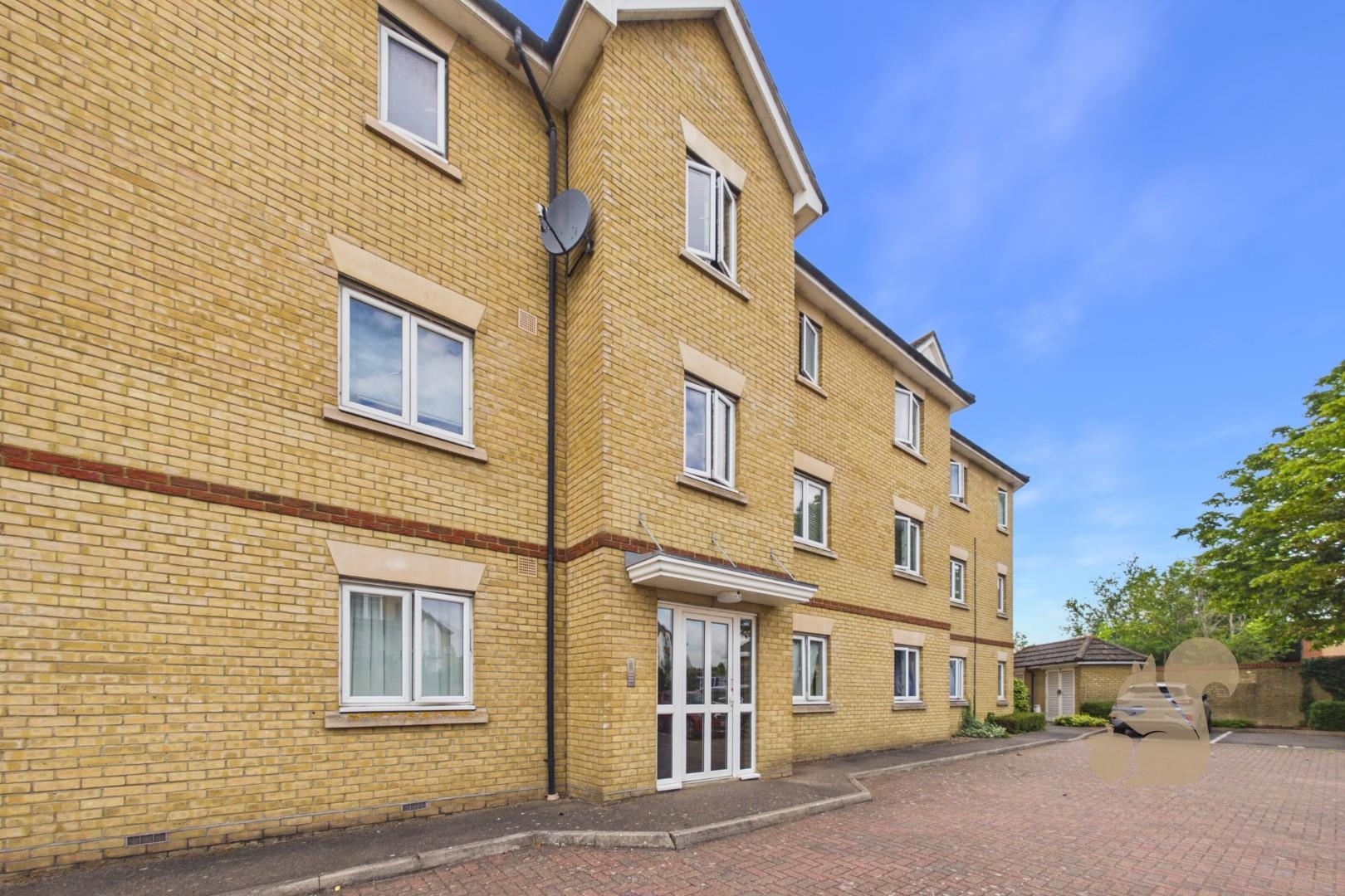 Flat Clarendon Way in Colchester