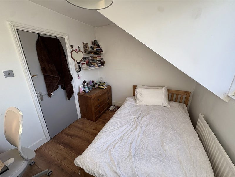 Room Cricketfield Road in Greater London