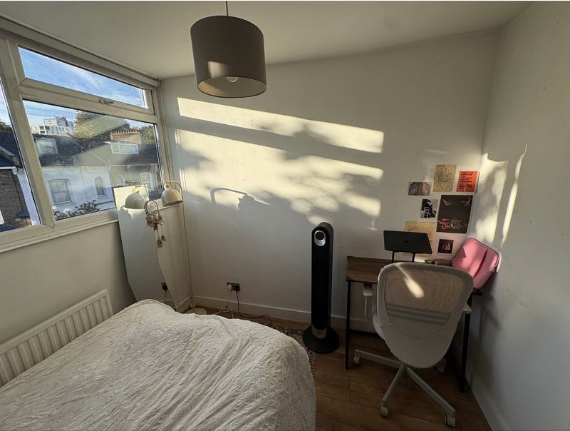 Room Cricketfield Road in Greater London