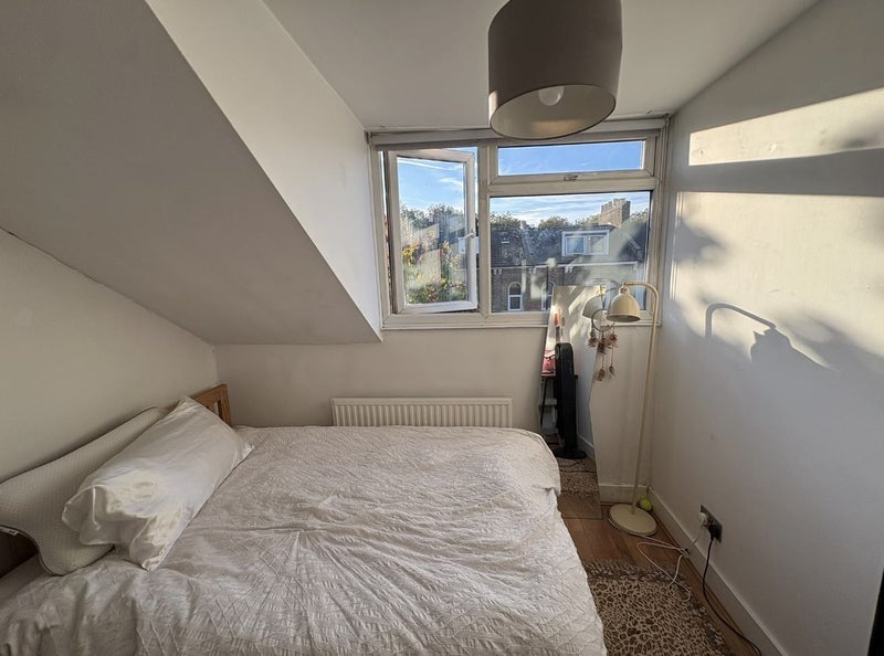 Room Cricketfield Road in Greater London