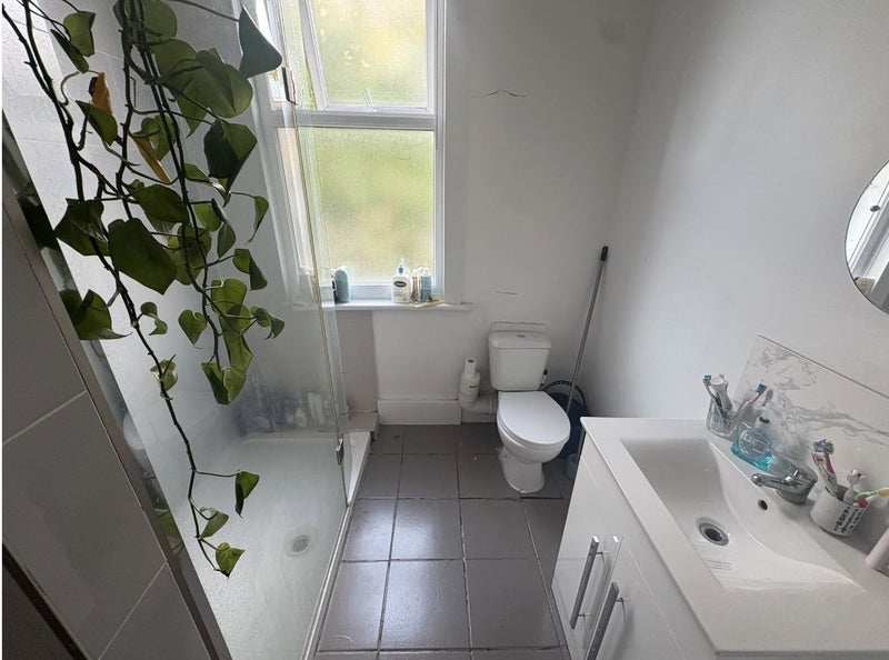 Room Cricketfield Road in Greater London