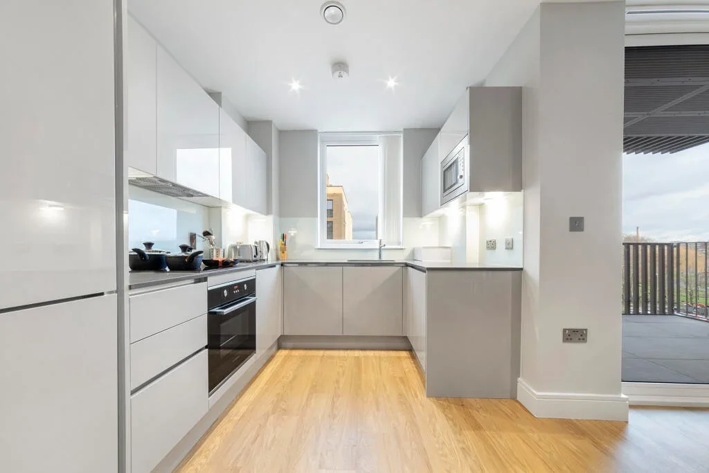 Flat Plough Lane in Greater London