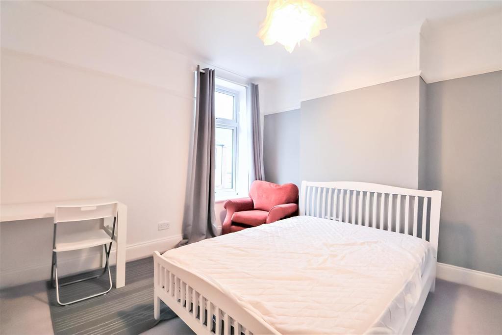 Room Daisy Road in Birmingham