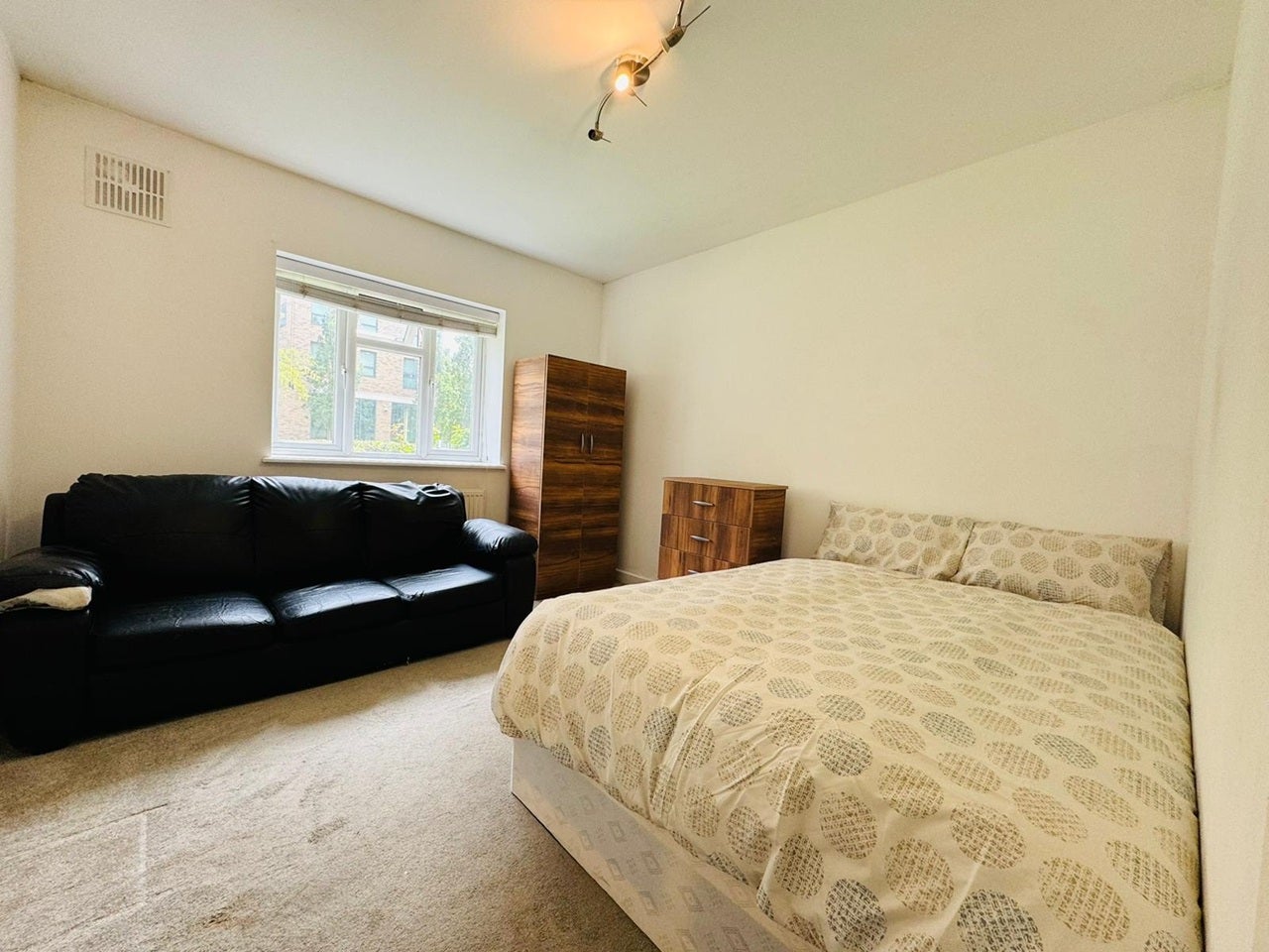 Flat Empire Way in Greater London