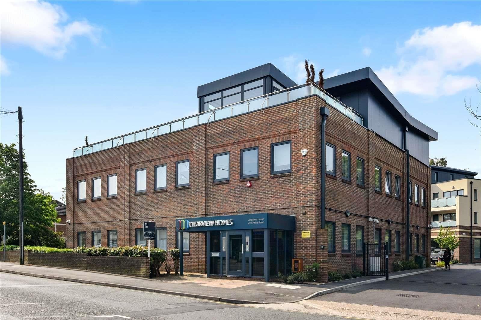 Flat Pinner Road in Greater London