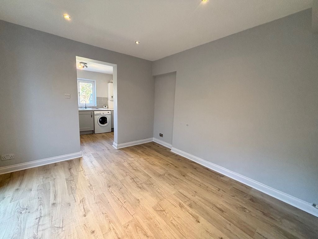 Flat Washington Road in Greater London
