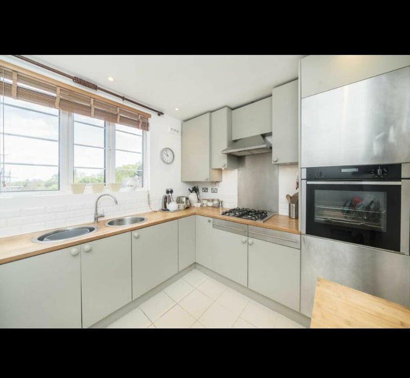 Room Sydney Road in Greater London