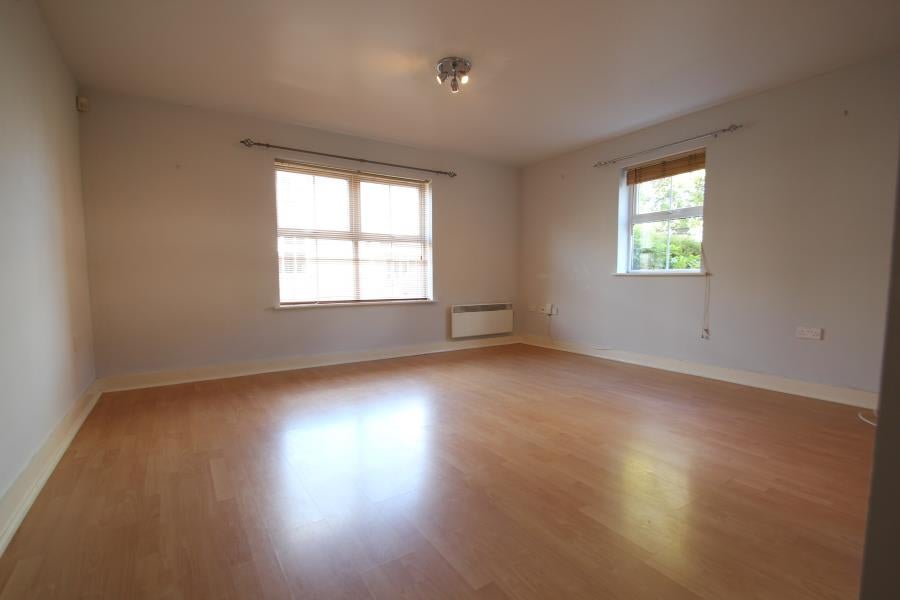 Flat Pembroke Road in Woking