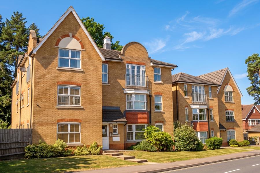 Flat Pembroke Road in Woking