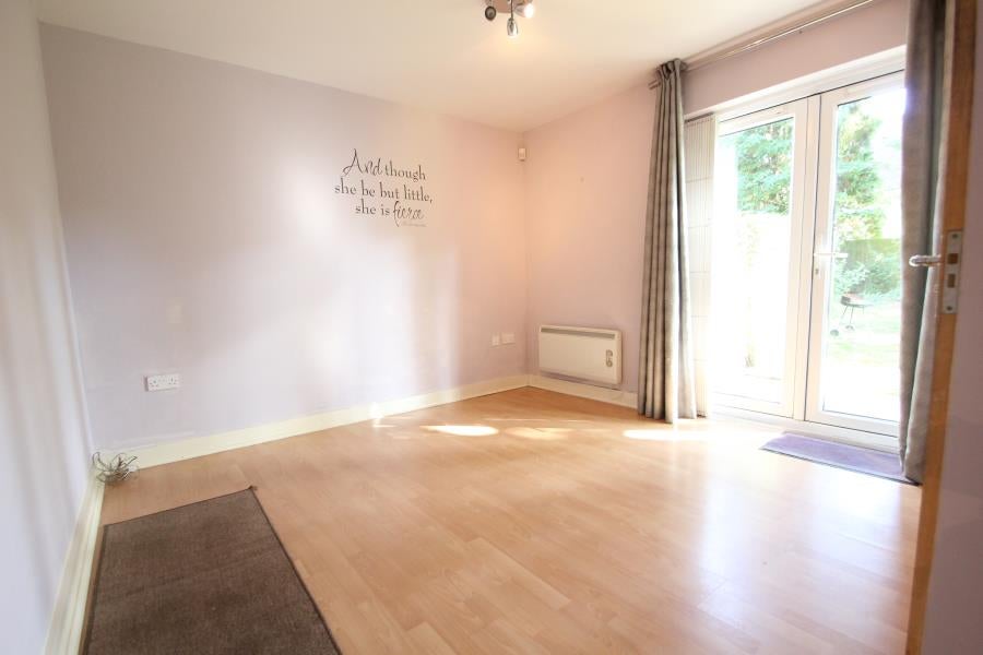 Flat Pembroke Road in Woking