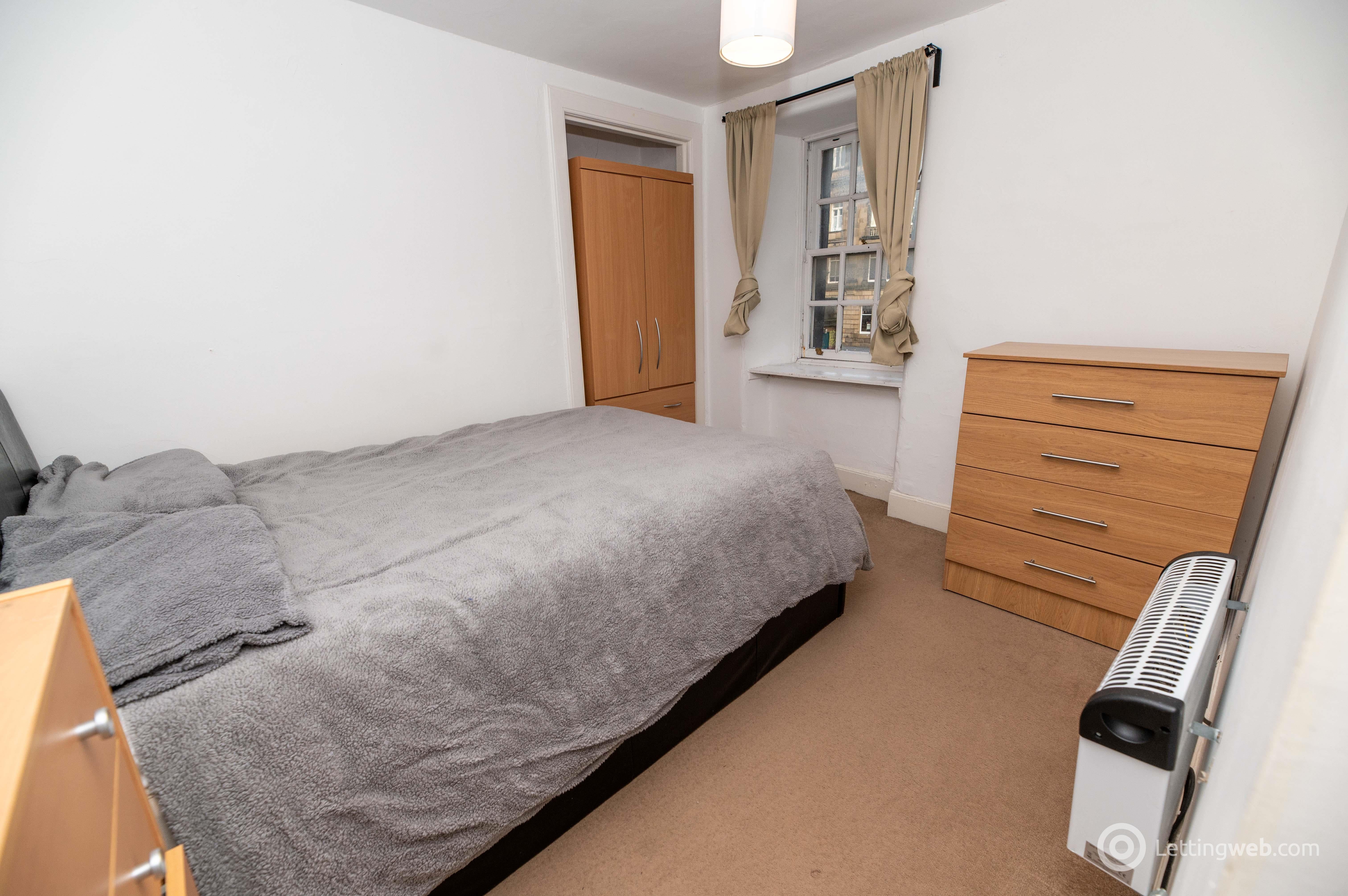 Flat Candlemaker Row in Edinburgh