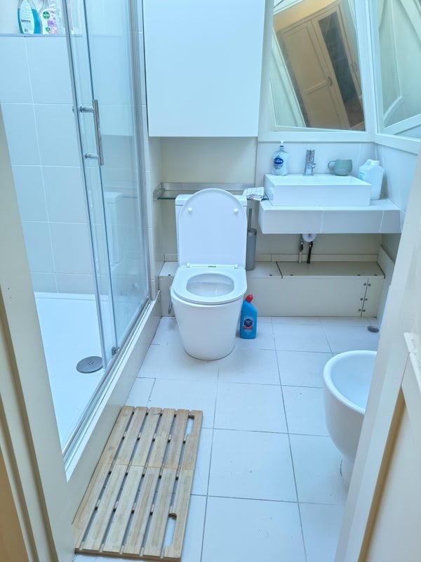 Room Broughton Road in Greater London