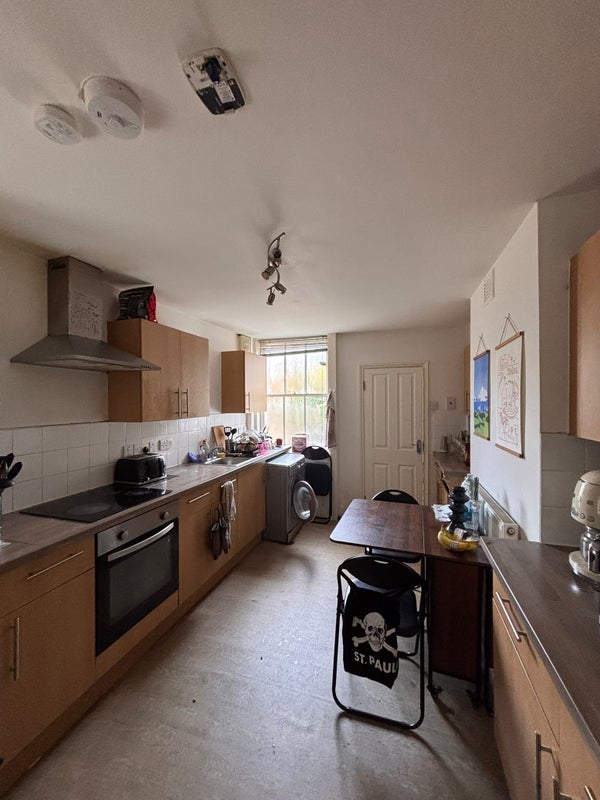 Room Robinson Road in Greater London