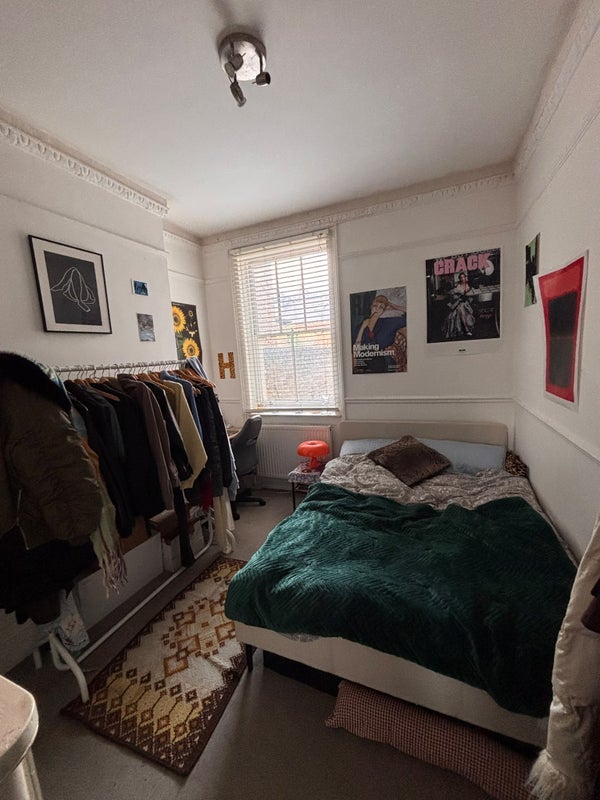 Room Robinson Road in Greater London