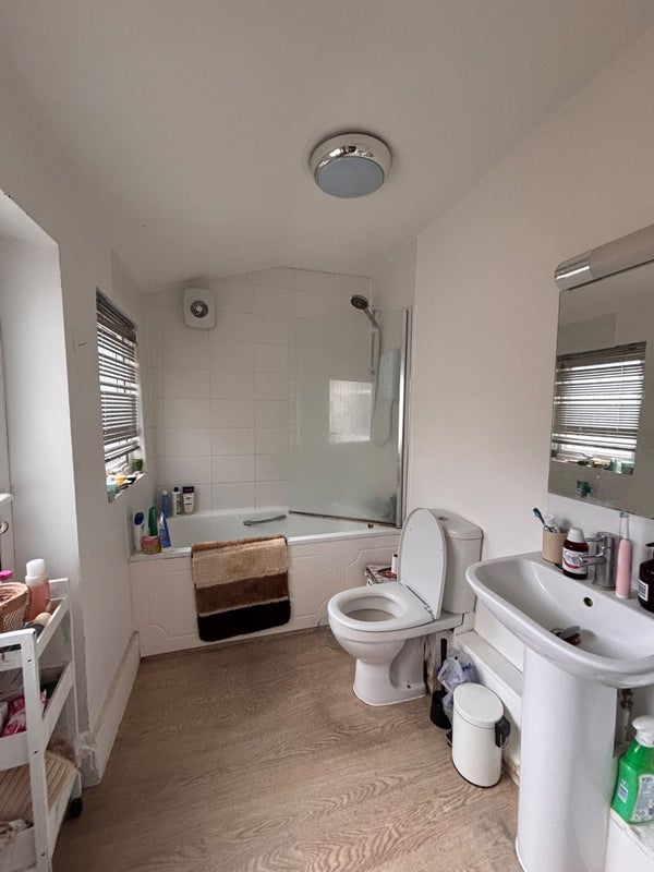 Room Robinson Road in Greater London