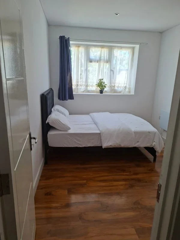 Flat Canberra Crescent in Greater London