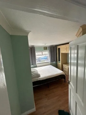Room Khartoum Road in Greater London
