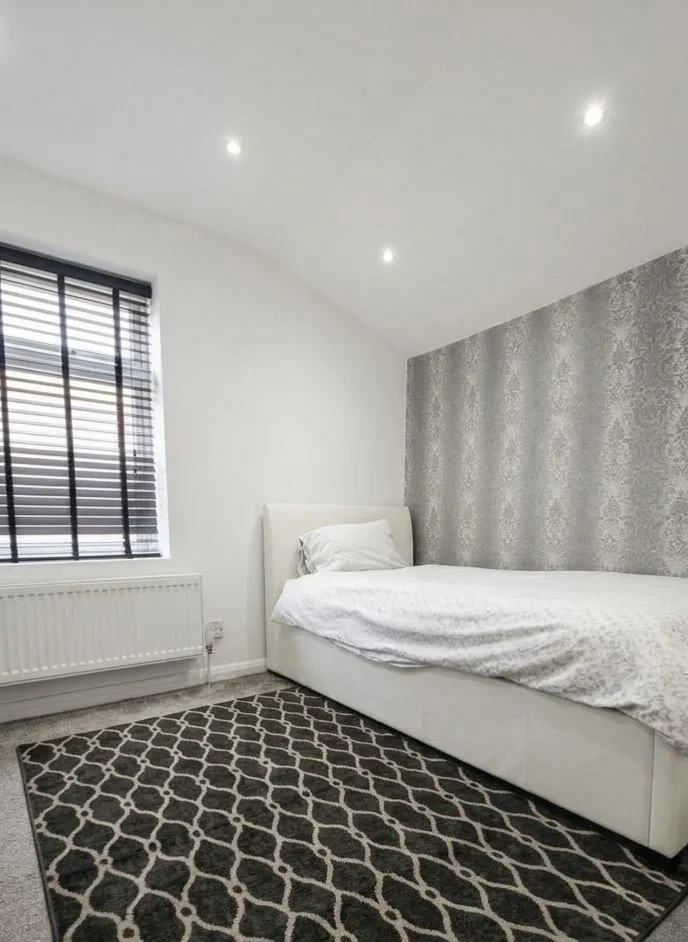 Room Khartoum Road in Greater London