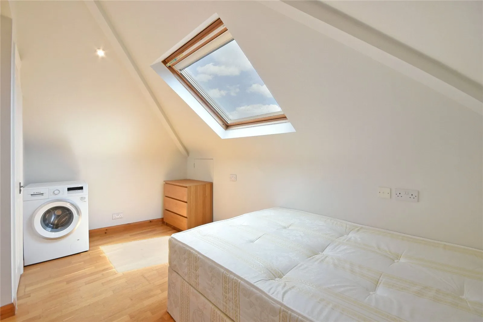 Flat Manstone Road in Greater London