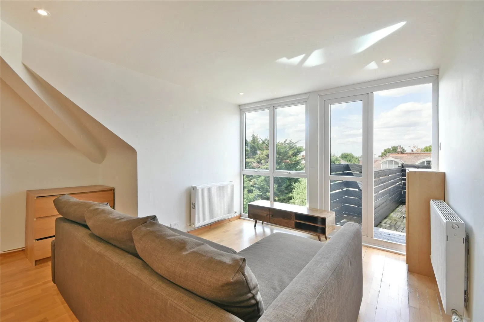 Flat Manstone Road in Greater London