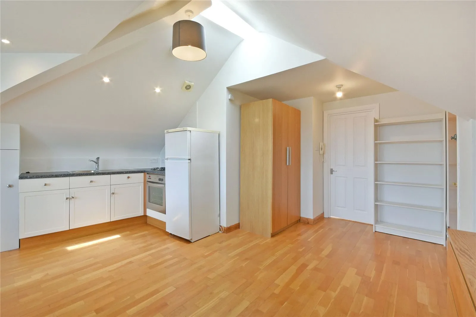 Flat Manstone Road in Greater London