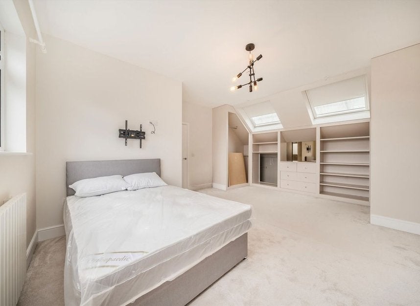 Flat Whitton Road in Greater London