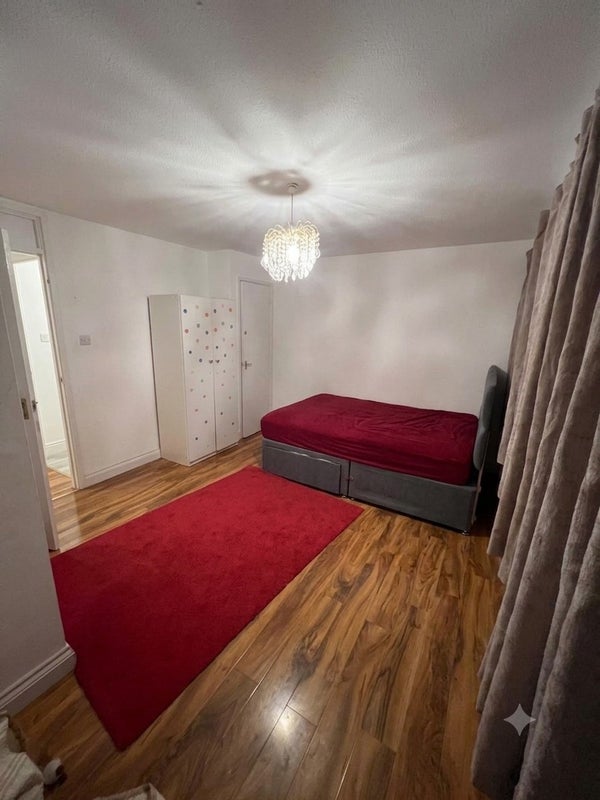 Room Arundel Close in Greater London