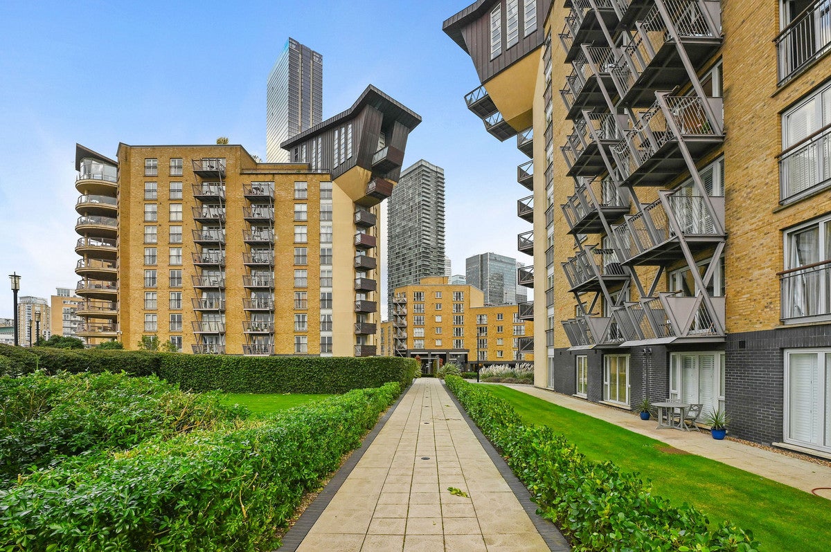 Flat Westferry Road in Greater London