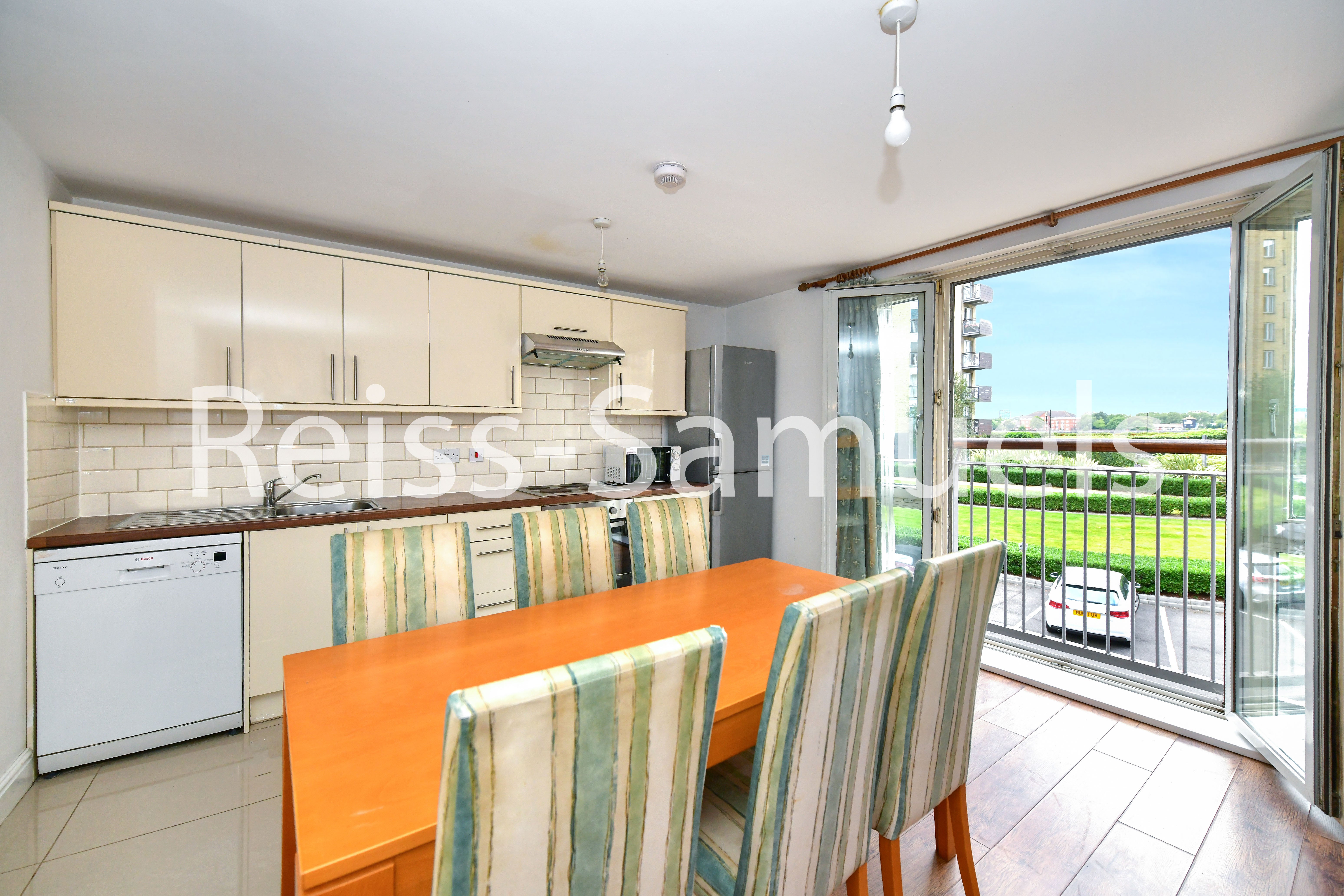 Flat Westferry Road in Greater London