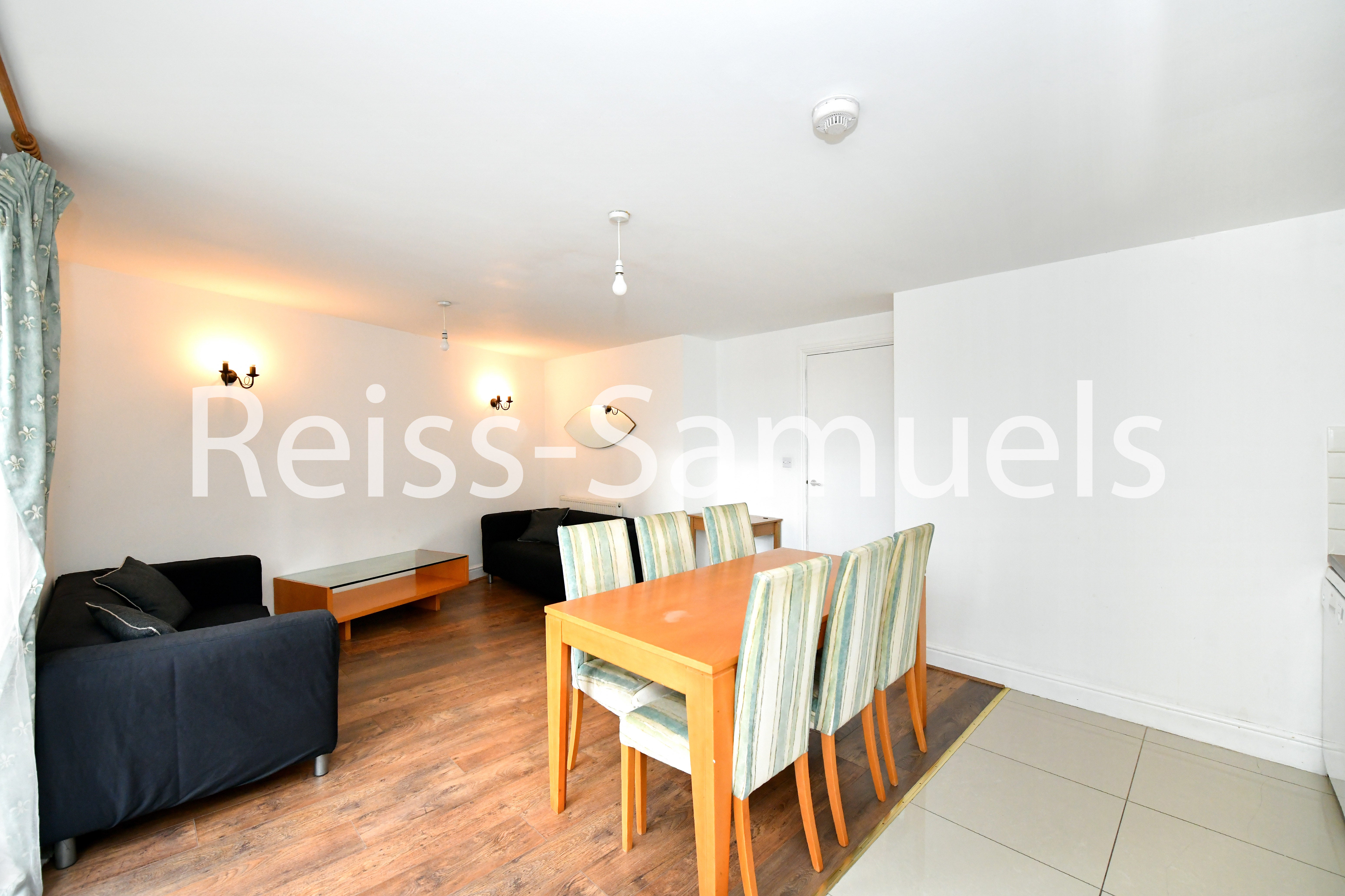 Flat Westferry Road in Greater London