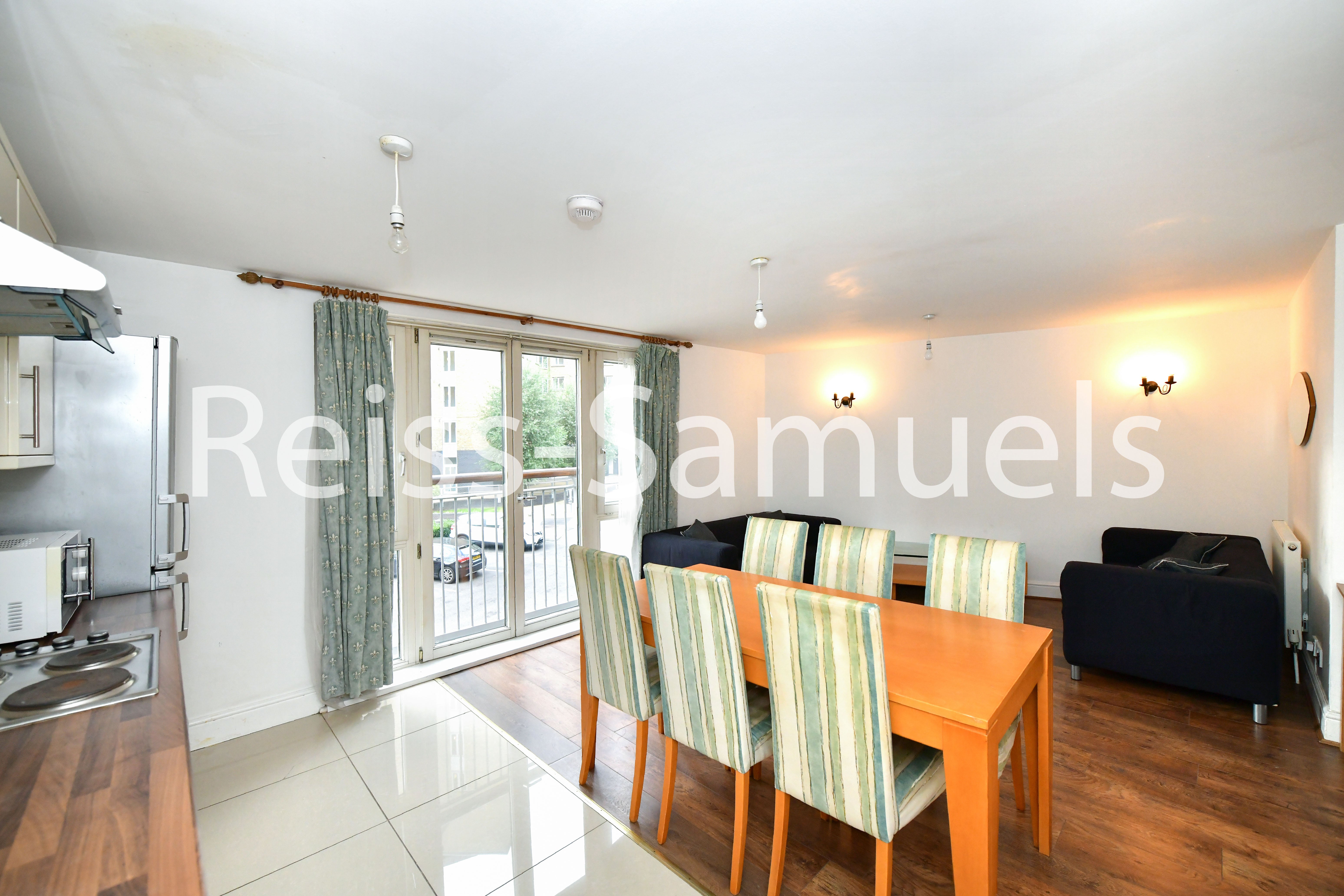 Flat Westferry Road in Greater London