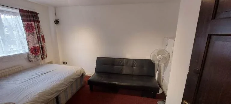 Room Prince Regent Lane in Greater London