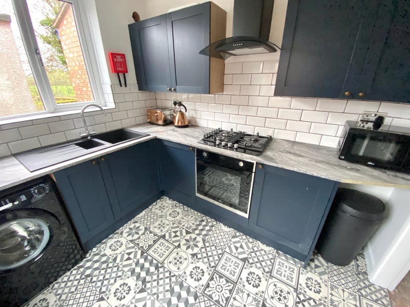 Room South Avenue in Leicester Forest East