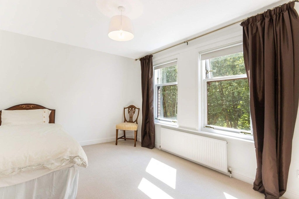 Flat Hughenden Gardens in Glasgow