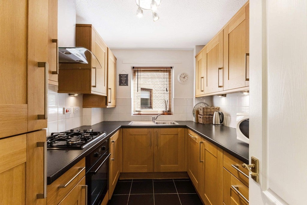 Flat Hughenden Gardens in Glasgow