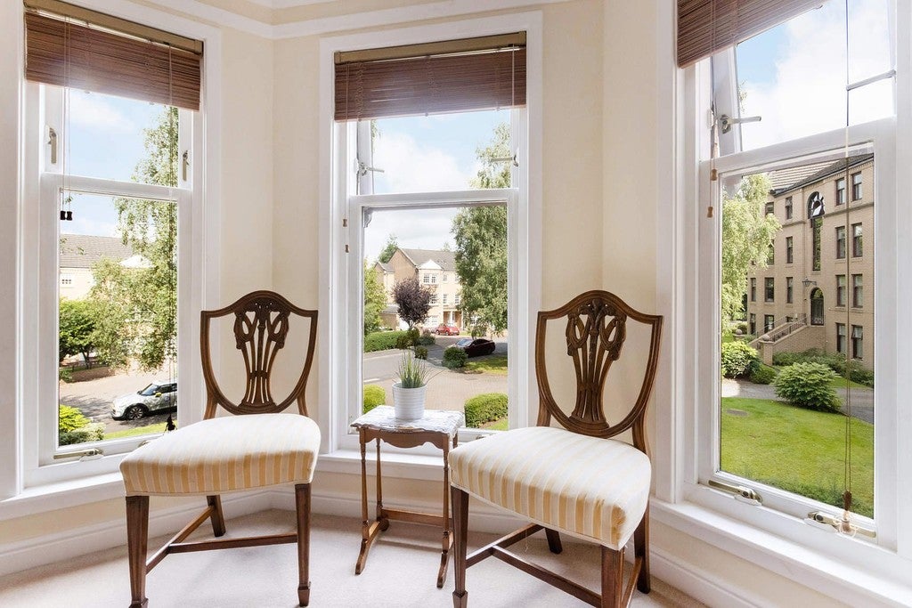 Flat Hughenden Gardens in Glasgow