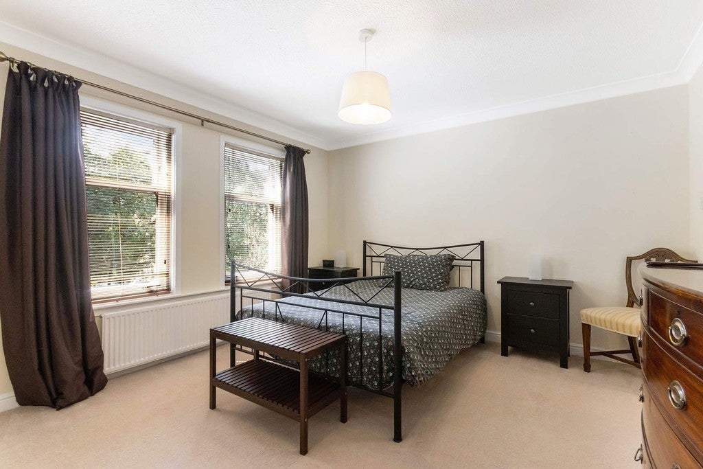 Flat Hughenden Gardens in Glasgow