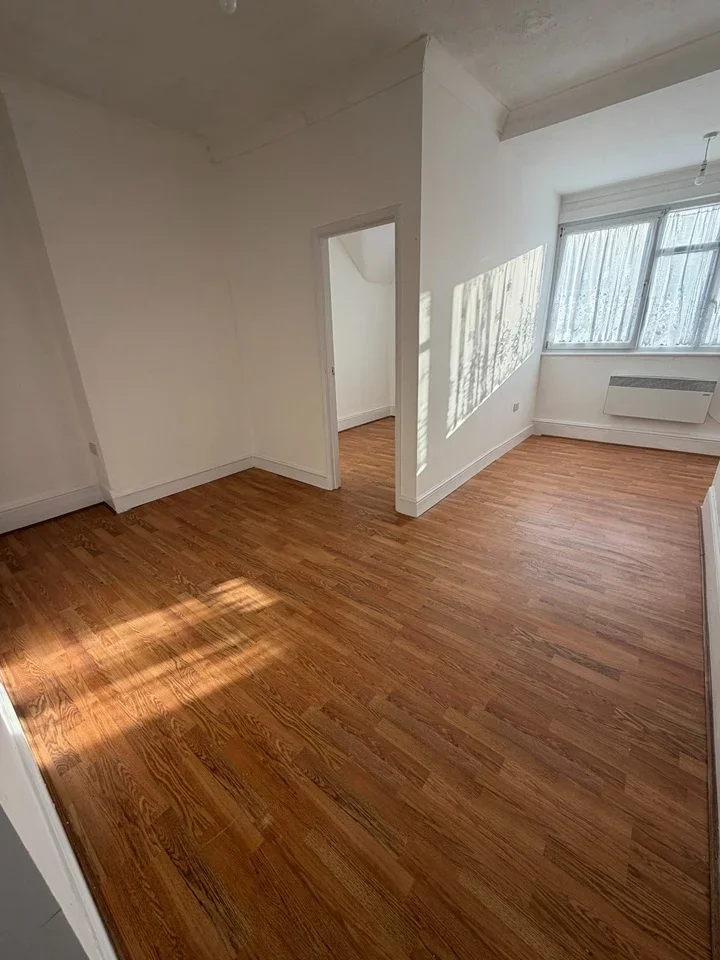 Flat Westmount Road in Greater London