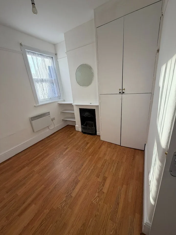 Flat Westmount Road in Greater London