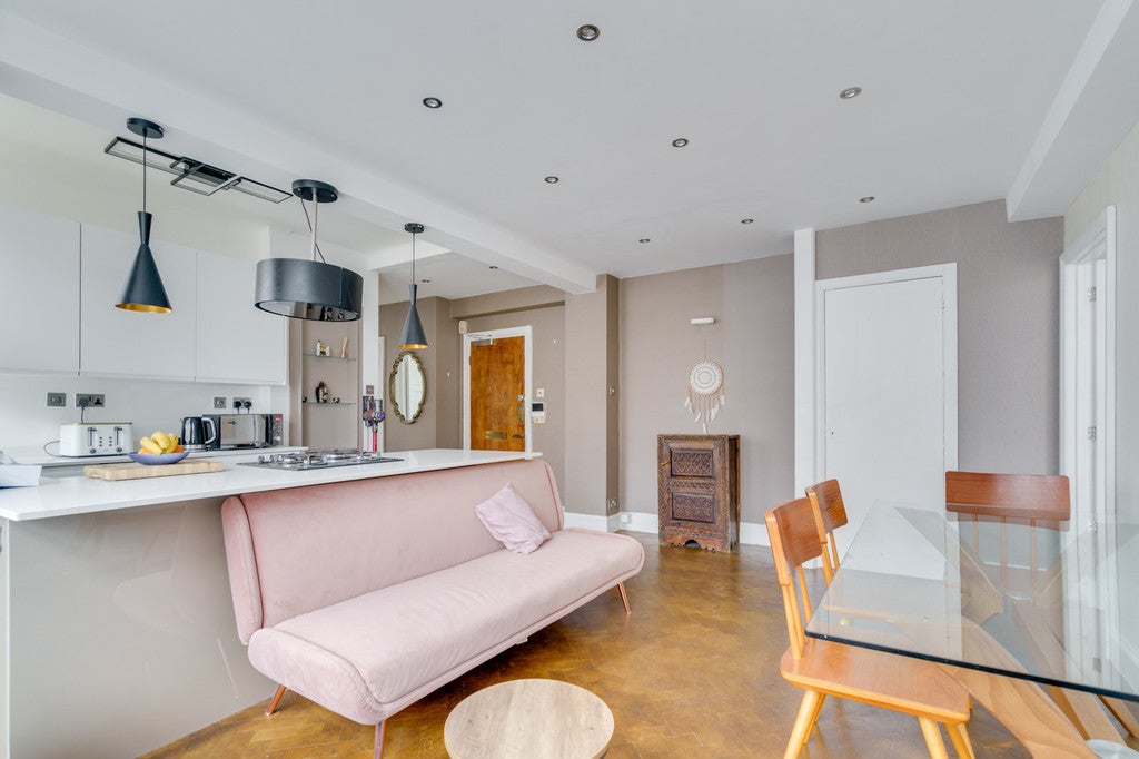 Flat Finchley Road in Greater London