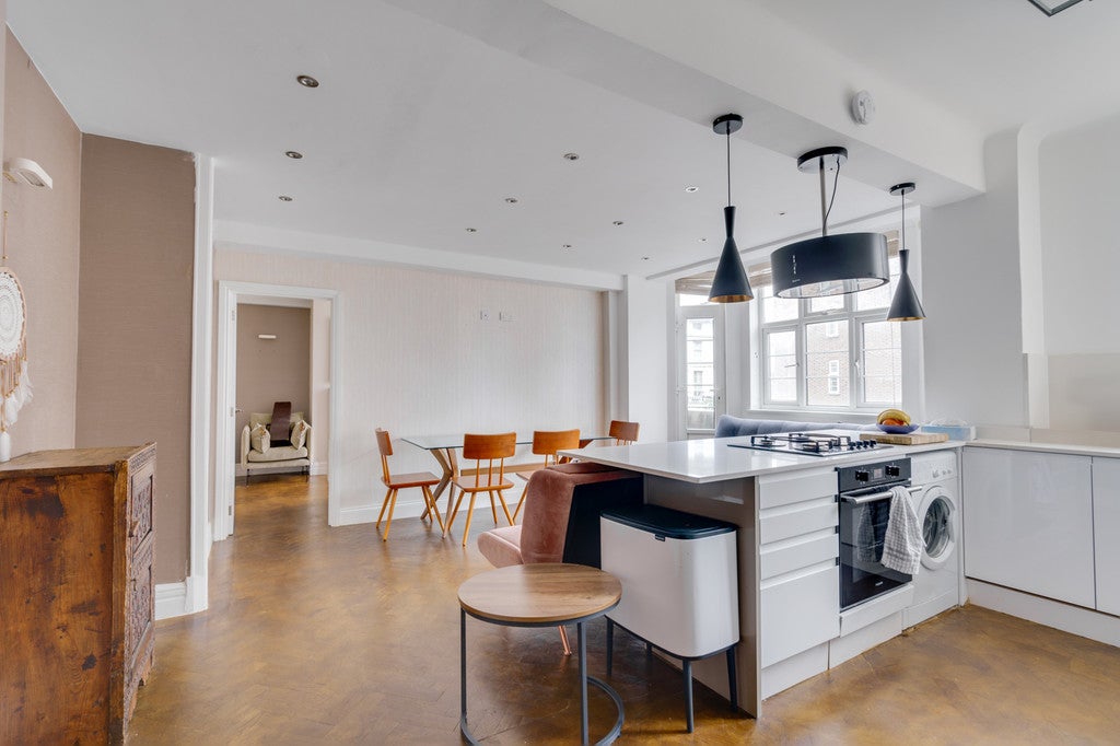 Flat Finchley Road in Greater London