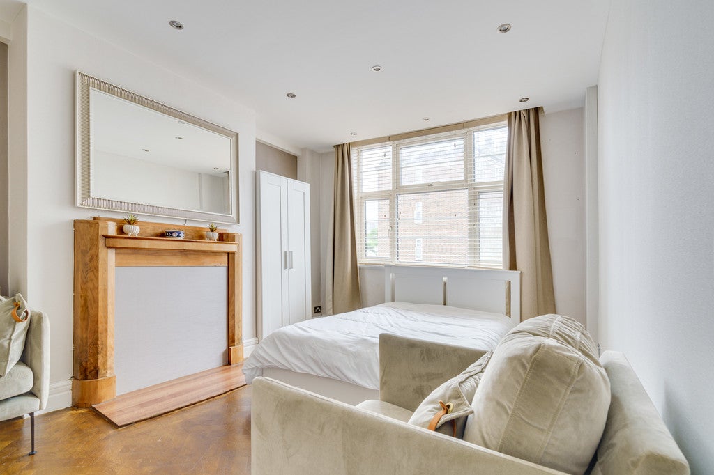 Flat Finchley Road in Greater London
