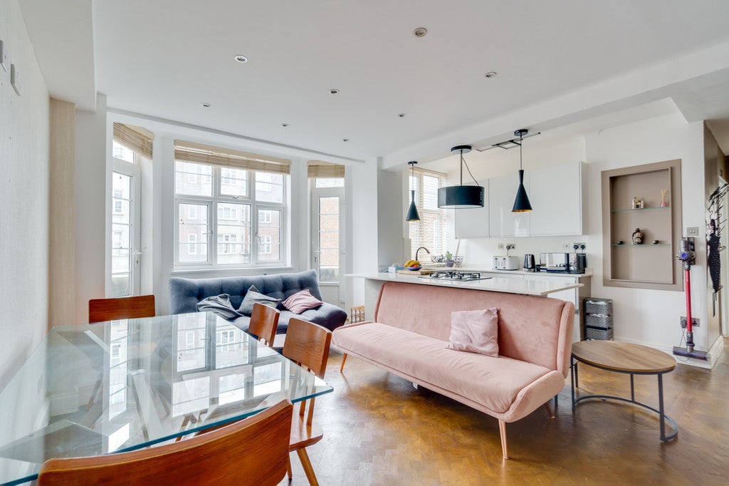 Flat Finchley Road in Greater London