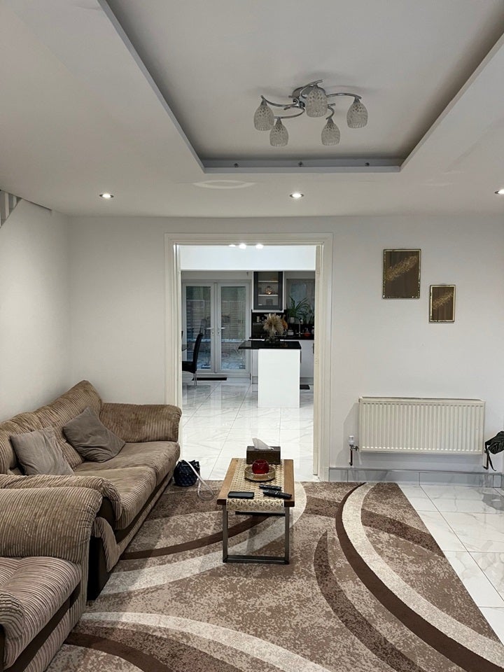 House Blackburn Way in Greater London
