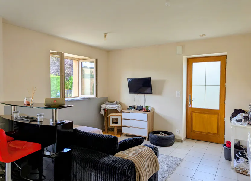 Flat Route de Lyon in Saint-Julien-sur-Bibost
