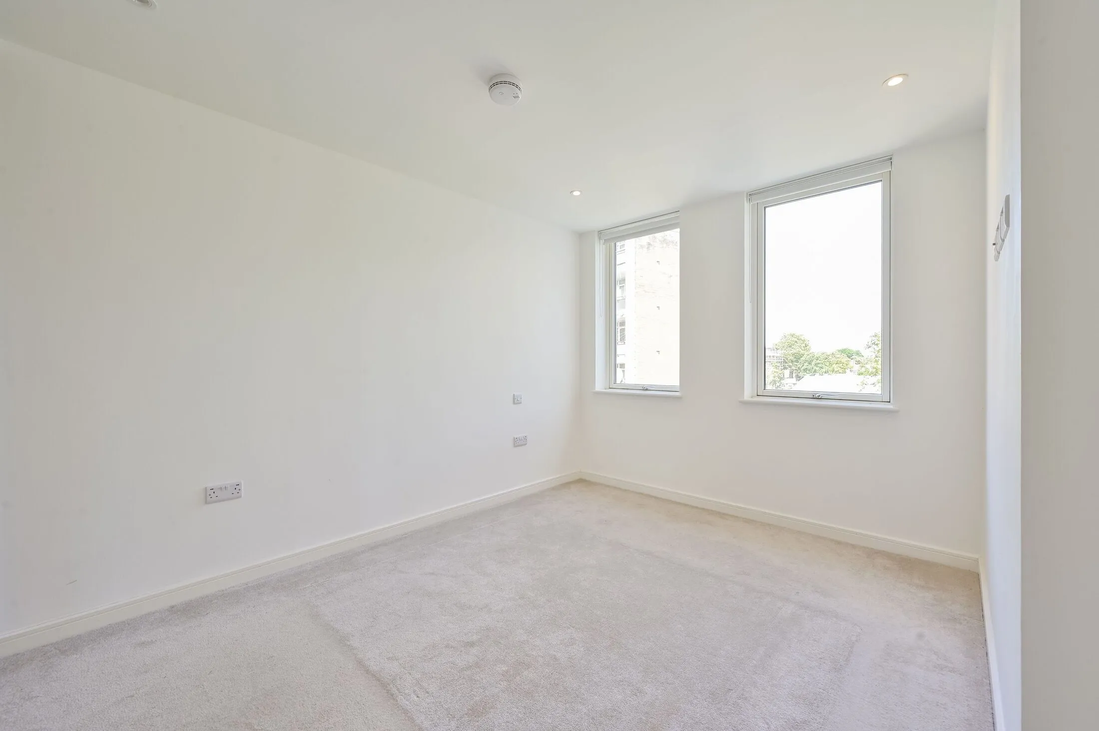 Flat Keevil Drive in Greater London