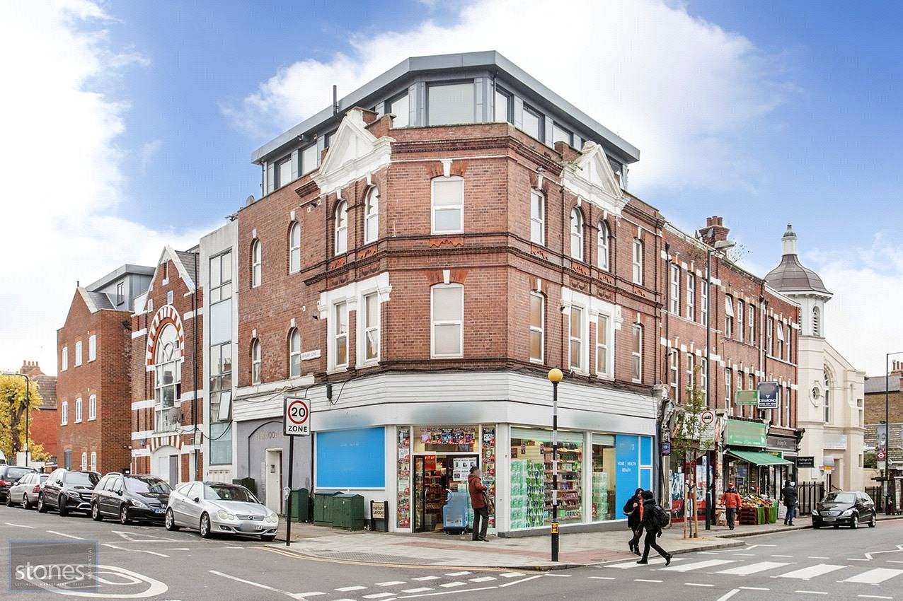 Flat Maybury Gardens in Greater London