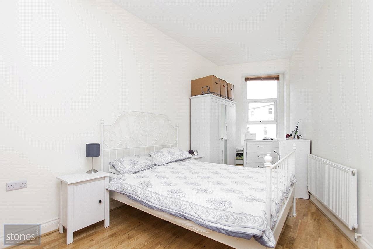 Flat Maybury Gardens in Greater London